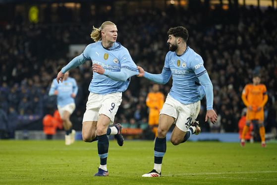 맨체스터 시티 간판 골잡이 엘링 홀란(왼쪽)은 두 골을 터뜨렸지만 팀 패배로 마지막에 웃지 못 했다. AP=연합뉴스