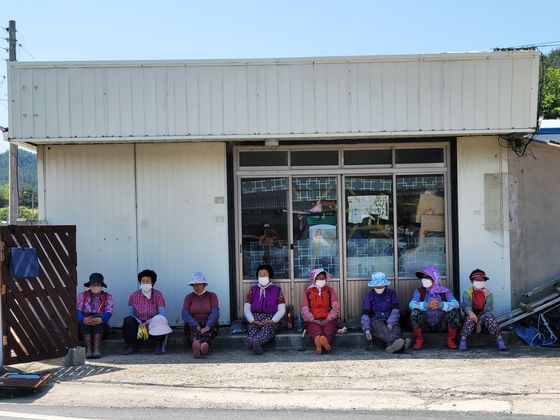 마을 청소 나온 차우리마을 할머니들이 쉬고 있는 모습. 여행자에게 살갑게 말을 걸어주셨다.