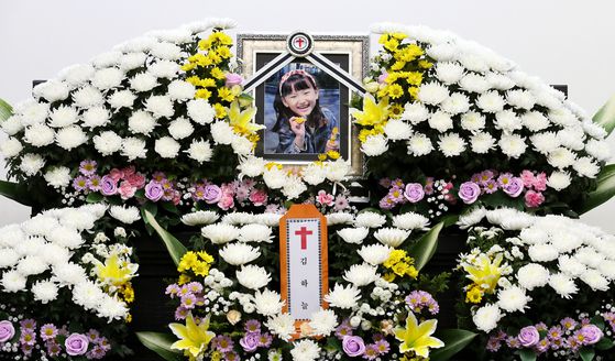 12일 대전 서구 한 초등학교에서 40대 교사에게 살해된 김하늘양의 아버지가 건양대병원 장례식장에 마련된 빈소에서 취재진과 인터뷰중 하늘이가 평소 좋하했던 프로축구팀 대전시티즌 유니폼을 들어보이고 있다. 20뉴스1