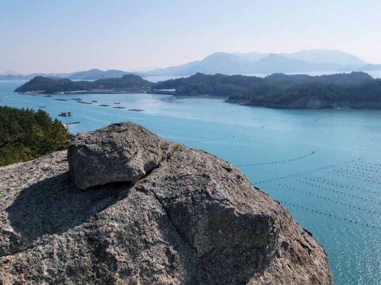 가마바위 위쪽 봉우리 정상 풍경. 미역·다시마 양식장으로 건너편으로 비견도와 고흥 거금도가 보인다.