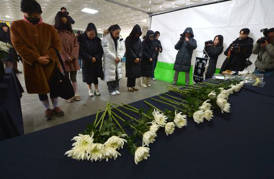 40대 여교사에게 흉기로 끔찍하게 살해당한 대전의 모 초등학교 1학년 고 김하늘 학생의 분향소가 마련된 12일 초등학교를 찾은 학부모들이 김 양을 추모하며 헌화하고 있다. 김성태 객원기자