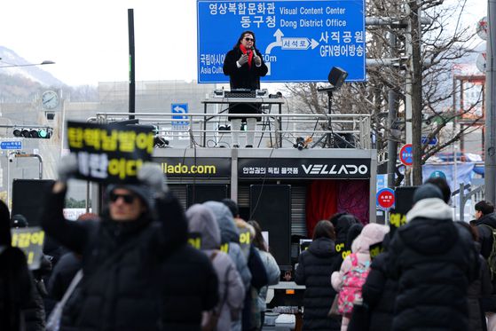 지난 8일 오후 광주 동구 금남로 일대에서 열린 윤석열 대통령 탄핵 반대 집회에서 보수 유튜버 안정권씨가 발언하고 있다. 연합뉴스