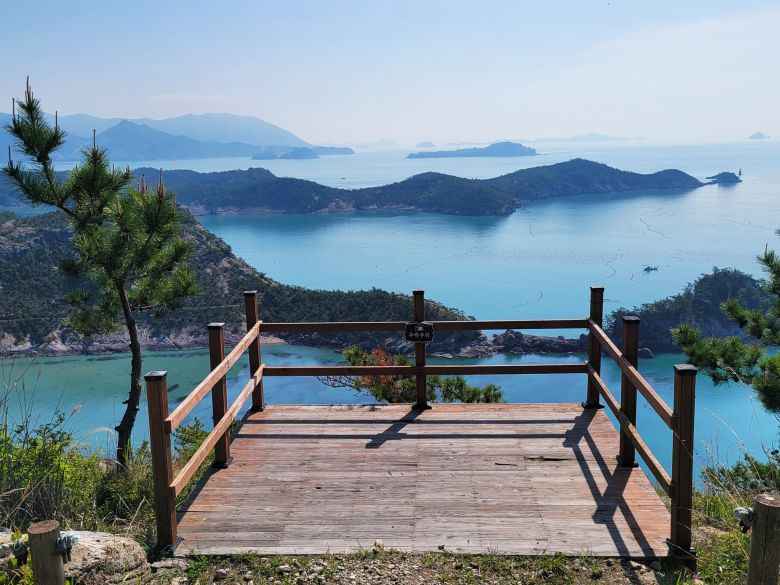 세포전망대 가는 길의 작은 전망대. 가마바위와 거금도 일대가 시원하게 펼쳐진다.