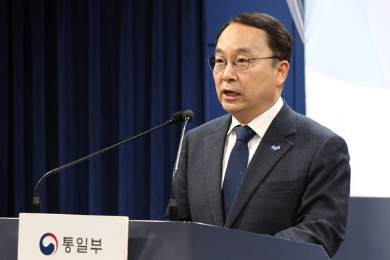 구병삼 통일부 대변인이 13일 서울 종로구 정부서울청사 브리핑실에서 북한의 금강산 이산가족면회소 철거 관련 성명 발표를 하고 있다. 뉴스1