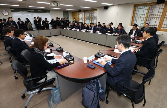 대전의 한 초등학교에서 1학년 학생이 교사가 찌른 흉기에 피살된 사건과 관련해 12일 정부서울청사에서 부총리-시?도 교육감 간담회가 열리고 있다. 김종호 기자