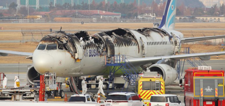 지난달 28일 김해공항에서 발생한 에어부산 항공기 화재 모습. 뉴스1