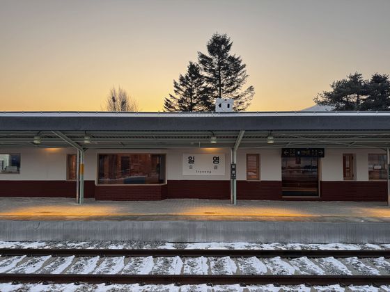 장흥역과 송추역보다 사람이 많이 몰렸던 일영역. 레트로 감성을 살려 역을 되살렸다. 이곳은 교외선 유일한 복선구간이기도 하다. 재개통 이후 정확히 한 달이 된 지난 11일 이른 아침, 해가 역사 앞 아름드리나무 너머에서 떠오르고 있었다. 김홍준 기자