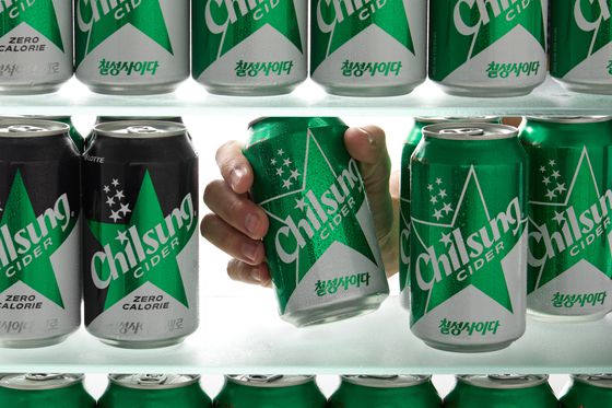 1950년 출시된 칠성사이다의 로고 변천사는 당대 디자인을 읽는 지표가 되기도 한다. 24년 만에 'Sense of Joy'를 주제로 리브랜딩한 모습. 사진 홍기웅·CFC 제공