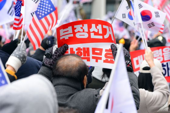 보수성향 개신교 단체인 '세이브코리아' 회원들이 15일 광주 금남로 일대에서 윤석열 대통령 탄핵 반대와 석방을 촉구하고 있다. 뉴스1