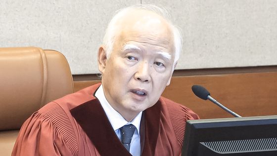 정형식 헌법재판관이 지난 13일 서울 종로구 헌법재판소에서 열린 윤석열 대통령 탄핵 심판 8차 변론에서 윤 대통령 대리인단의 증인신문 방식을 질책하는 모습. 사진 JTBC 캡처