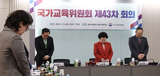 지난 14일 이배용 국가교육위원회 위원장 및 참석자들이 정부서울청사에서 열린 제43차 국가교육위원회 회의에서 대전 초등학생 피살 사건 희생자인 故 김하늘 양을 추모하는 묵념을 하고 있다. 뉴스1