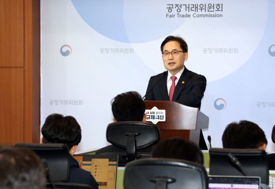 한기정 공정거래위원장이 지난해 10월 2일 오전 정부세종청사에서 카카오모빌리티의 시장지배적 지위 남용 행위(콜 차단)에 대한 제재 내용을 발표하고 있다. 공정위는 시정명령과 함께 과징금을 부과했고, 카모를 검찰에 고발했다. 연합뉴스