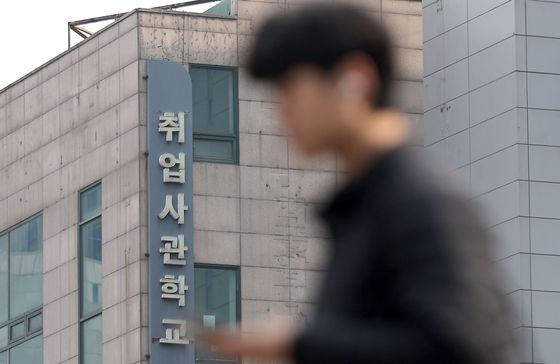 지난달 청년층(15~29세)의 체감실업률이 약 4년 만에 가장 큰 폭으로 악화한 가운데 16일 서울 동작구 노량진 학원가에서 한 청년이 취업 준비 학원 앞을 지나고 있다. 연합뉴스