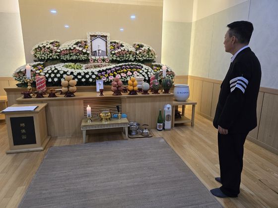 사망한 조모씨의 빈소를 지키는 아버지의 모습. 이은지 기자