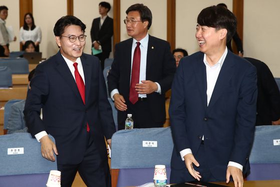 2023년 12월 12일, 네덜란드 국빈 방문 당시 차량에 탑승한 윤 대통령과 김건희 여사. 연합뉴스