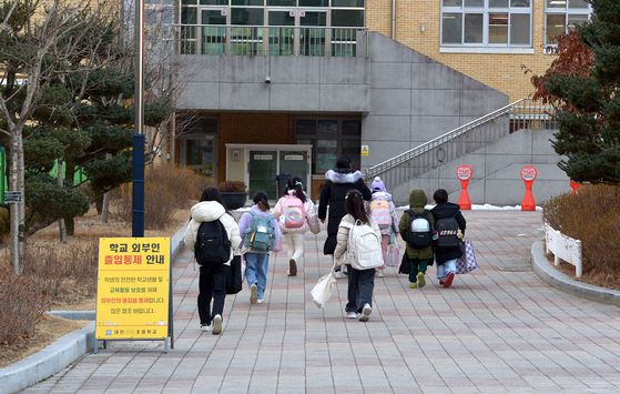 초등학교 1학년 故 김하늘(7) 양이 여교사에게 피살당한 뒤 긴급 휴교령이 내려졌던 대전의 한 초등학교가 17일 오전 등교를 재개한 가운데 학생들이 교실로 향하고 있다. 김성태 객원기자