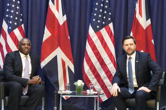 지난 14일(현지시간) 독일 뮌헨안보회의에서 데이비드 래미 영국 외무장관과 JD 밴스 미국 부통령(오른쪽)이 회담하고 있다. AP=연합뉴스