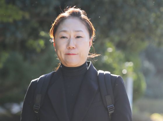 정치 브로커 명태균(왼쪽)씨와 김영선 전 국회의원. 연합뉴스