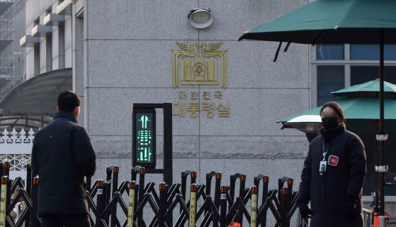 고위공직자범죄수사처(공수처)가 윤석열 대통령의 비화폰 서버 등을 확보하기 위해서 지난달 22일 대통령실과 관저 등에 대해 압수수색을 시도했지만 불발됐다. 사진은 이날 오후 서울 용산구 대통령실 앞의 모습. 대통령실사진기자단.