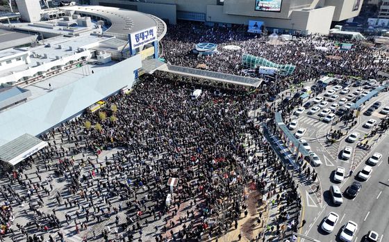 2월 8일 오후 동대구역 광장에서 개신교 단체 세이브코리아가 국가비상기도회를 열고 윤석열 대통령 탄핵 반대와 석방을 촉구하고 있다. [연합뉴스]