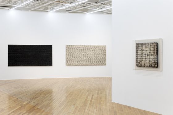 캔버스 뒷면에 철조망을 붙인 '작품 73'(1973ㆍ오른쪽)을 비롯한 1970년대 초 실험미술 작품들이 '하종현 5975'에 전시됐다. 사진 아트선재센터