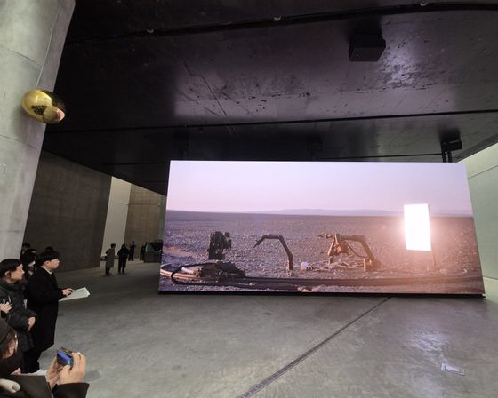 '피에르 위그: 리미널'의 마지막 작품 '카마타'(2024~진행중)는 칠레 아타카마 사막에서 우연히 발견된 백골을 장사지내듯 움직이는 기계의 모습을 담았다. 황금색 구 형태의 센서(왼쪽 위)가 수집하는 주변 환경 데이터에 따라 살시간 편집된다. 권근영 기자