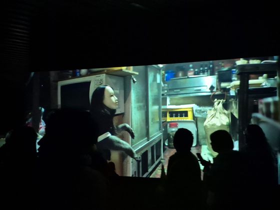 서울 한남동 리움미술관의 '피에르 위긔 리미널'에 전시중인 '휴먼 마스크'를 보는 관람객들. 권근영 기자