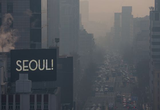 미세먼지 농도가 나쁨 수준을 보인 26일 서울 종로구 서울시교육청에서 바라본 종로 일대가 뿌옇다. 연합뉴스