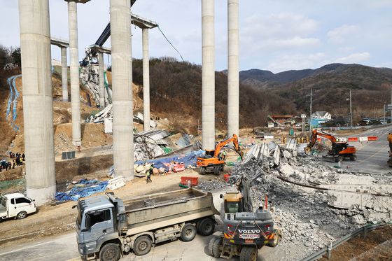 지난 25일 경기도 안성시 서운면 산평리 서울세종고속도로 천안~안성 구간 연결공사 교량 작업 중 교량을 떠받치던 50m 철구조물이 무너졌다. 사고로 작업 중이던 인부 4명이 숨지고 6명이 다쳤다. 김종호 기자