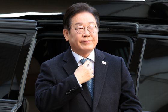 이재명 더불어민주당 대표가 2015년 성남시장 당시 김문기 성남도시개발공사 개발1처장과 함께 찍은 사진. 이 대표가 공직선거법상 허위사실공표 혐의 유죄를 받은 ″조작된 것″ 발언은 이 사진에 대해 반박하는 과정에서 언급됐다. 중앙포토