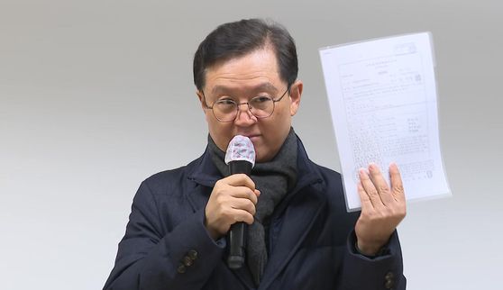 지난 21일 기자회견을 열고 공수처의 '영장 쇼핑' 의혹을 제기하는 윤석열 대통령 측 윤갑근 변호사. 연합뉴스