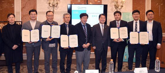 동그라미재단 ‘2023 혁신과학기술센터 및 프로그램’을 통해 선정된 5개 센터 연구책임자들과 협약식에 참석한 재단 안철수 출연자, 장순흥 이사장