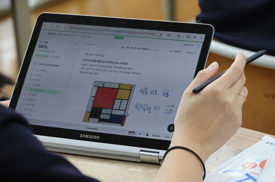 지난해 8월 30일 대구 수성구 덕화중학교 1학년4반 학생들이 교내 AI수업실에서 노트북을 이용 수학 수업을 하고 있다. 송봉근 기자.