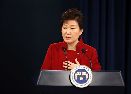 2017년 2월 박근혜 전 대통령이 청와대 춘추관에서 대국민담화 발표 뒤 기자들의 질문에 답하고 있는 모습. 중앙포토