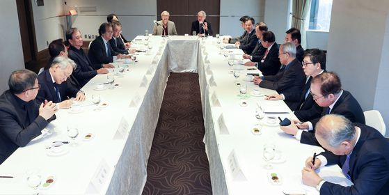 왼쪽부터 시계방향으로 이원덕 국민대 교수, 이석배 전 주러시아 대사, 김광두 국가미래연구원 원장, 홍석현 한반도평화만들기 이사장(중앙홀딩스 회장), 정재정 서울시립대 명예교수, 서석숭 한일경제협회 상근부회장, 신현호 해울 대표변호사, 조양현 국립외교원 교수, 신각수 전 주일본 대사, 이종원 와세다대 명예교수, 이창민 한국외국어대 교수, 이재승 고려대 원장, 박홍규 고려대 교수, 유명환 전 외교부 장관, 김진표 전 국회의장, 최상용 고려대 명예교수, 이혁 전 주베트남 대사, 이하경 중앙일보 대기자, 이근관 서울대 교수. 김성룡 기자