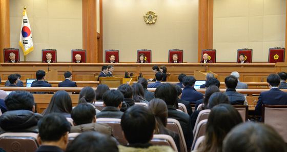 2017년 3월 10일 서울시 종로구 재동 헌법재판소 대심판정에서 박근혜 대통령 탄핵심판 선고가 진행되는 모습. 당시 박한철 헌재소장 퇴임 후 8인 재판관으로 이뤄진 재판부가 파면 결정을 내렸다. 중앙포토