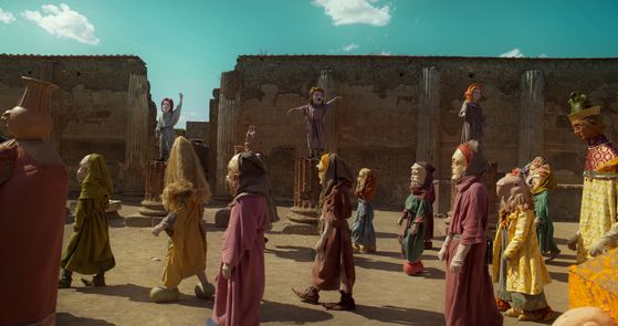 폼페이에서 아이들의 벌인 가면극 '나는 새로운 신전의 찬가'. 베니스 팔라초 그리마니 미술관과 대구미술관에서 상영됐다. 사진 바라캇 컨템포러리