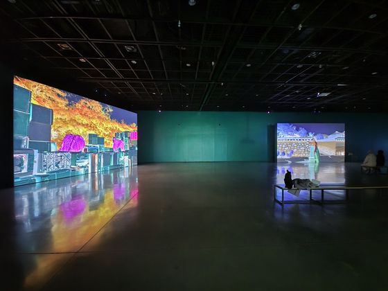 최근 마친 대구미술관의 전시장면. 신작 '러브스토리'는 한국의 구전설화로 작창한 판소리, 폐가전 위에서 벌인 사자춤 공연의 반전 영상이다. 대구=권근영 기자