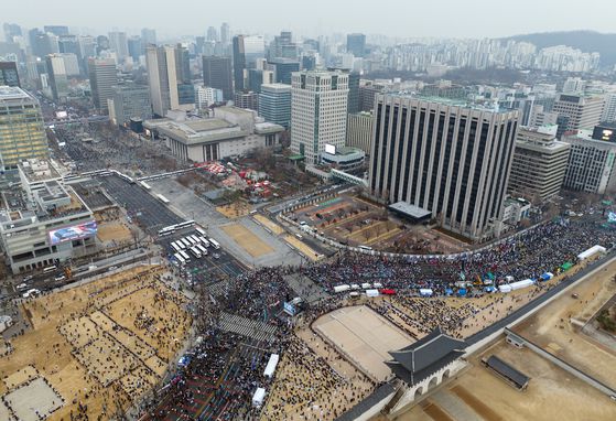지난 1일 서울 종로구 광화문역 인근 세종대로(사진 왼쪽 위)에선 '반탄' 집회인 윤석열즉각퇴진·사회대개혁 비상행동 범시민 대행진이, 광화문 앞 사직로에선 '찬탄' 집회인 대한민국바로세우기국민운동본부 탄핵 반대 집회가 열리고 있는 모습. 연합뉴스