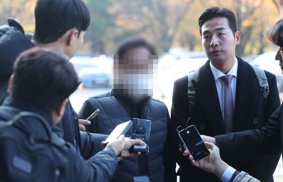 김태열 전 미래한국연구소 김태열 소장이 지난해 11월 21일 오전 경남 창원시 성산구 창원지방검찰청에 출석하며 취재진 질문에 답하고 있다. 연합뉴스