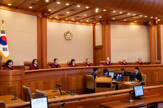 지난달 27일 서울 종로구 헌법재판소에서 열린 선고기일 문형배 헌법재판소장 권한대행을 비롯한 헌법재판관들이 착석해 있는 모습. 연합뉴스
