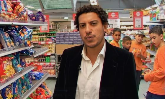 암스테르담의 한 슈퍼마켓에서 꾸란을 암송 하는 20년 전의 와엘샤키. [사진 바라캇 컨템포러리]