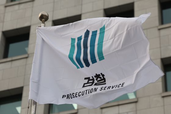 검찰은 법원의 윤석열 대통령 구속 취소 결정에 대한 항고 여부를 놓고 고심을 이어가고 있다. 연합뉴스