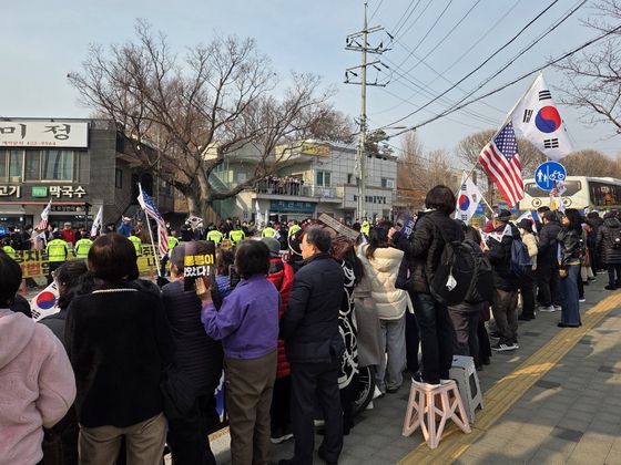 오동운 고위공직자범죄수사처(공수처) 처장이 지난달 25일 오전 서울 여의도 국회에서 열린 윤석열 정부의 비상계엄 선포를 통한 내란 혐의 진상규명 국정조사 제5차 청문회에서 의원 질의에 답변을 마친 후 물을 마시고 있다. 뉴스1