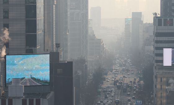 7일 오전 서울 종로구 일대에 미세먼지가 가득하다. 연합뉴스