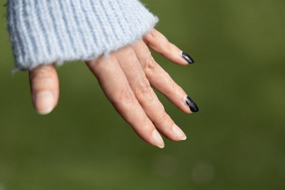 남유하 작가는 엄마를 조력사망으로 떠나보낸 뒤 왼손 약지와 새끼손가락에 검은 매니큐어를 바른다. '무언가 검은 것'(something black)으로 엄마를 추모하기 위해서다. 김현동 기자