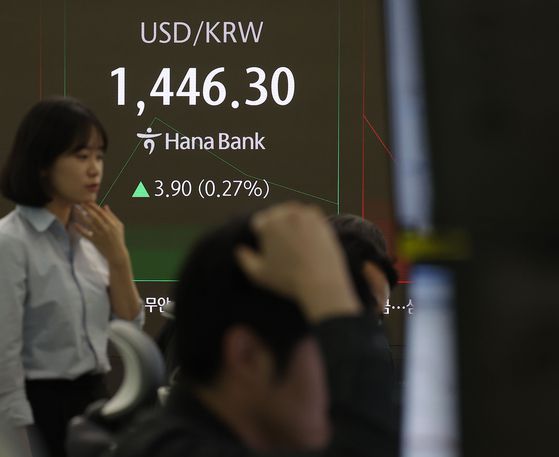 지난 7일 서울 중구 하나은행 본점 딜링룸에 원·달러 환율이 표시된 모습. 연합뉴스