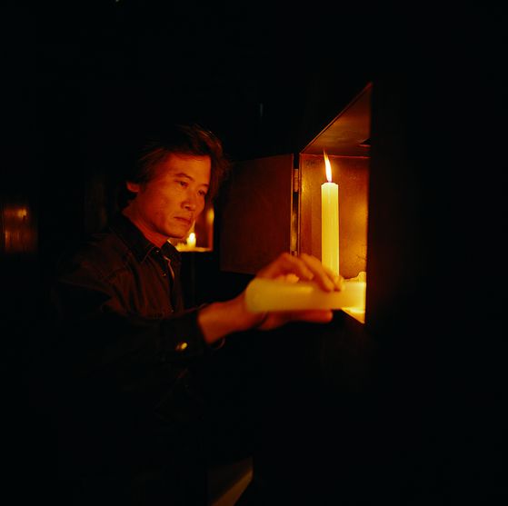 각 방에 벽감을 만들어 초를 켜 놓는 김인겸의 구조물은 명상 공간을 떠올리게 한다. [사진 우손갤러리]