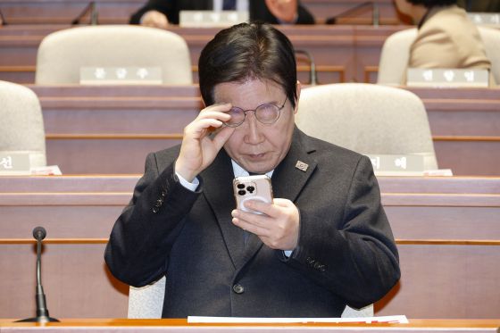 이재명 더불어민주당 대표가 지난해 12월 27일 오후 서울 여의도 국회에서 열린 의원총회에 참석해 휴대전화를 살피고 있다. 뉴스1