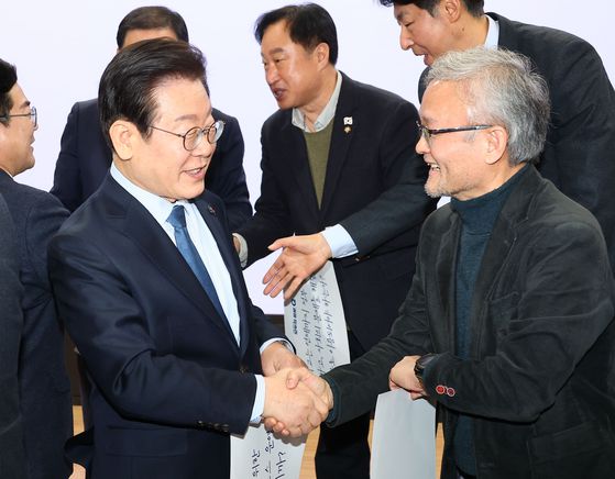 더불어민주당 이재명 대표과 박태웅 민주연구원 집단지성센터장이 7일 서울 여의도 국회 의원회관에서 열린 정책소통플랫폼 '모두의질문Q' 출범식에서 대화를 나누고 있다. 연합뉴스